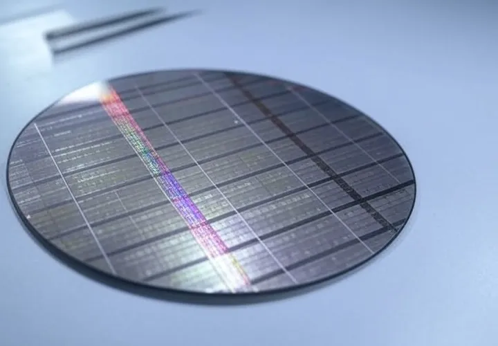 Apple Faces Glass Cloth Shortage for Chips Amid AI Demand Surge Until 2027