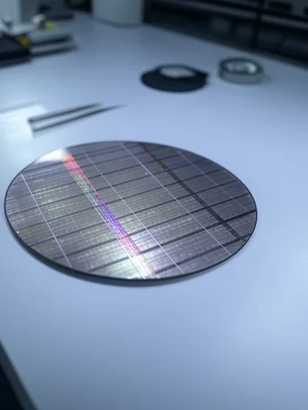 Apple Faces Glass Cloth Shortage for Chips Amid AI Demand Surge Until 2027